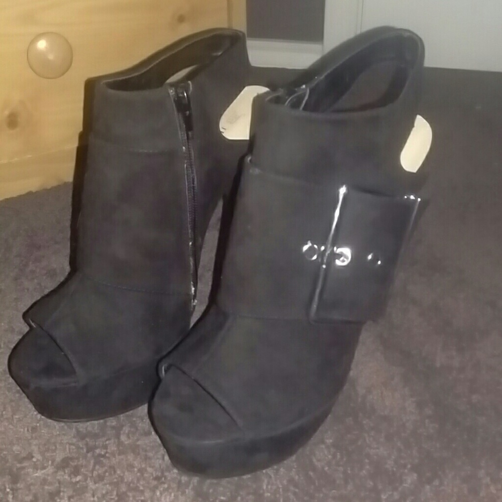 Shoes, never worn